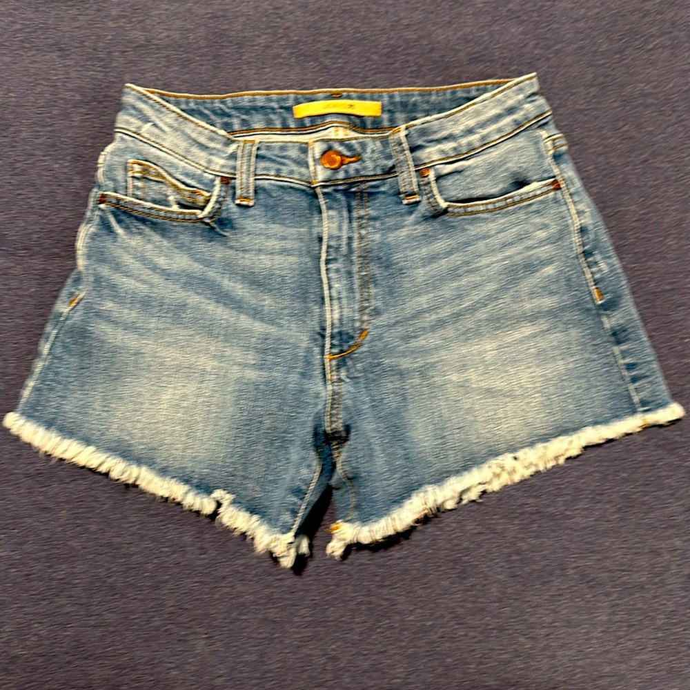 Women’s Joe’s Jean waist 26. Fabric is 98% cotton 2% spandex. Like new!!